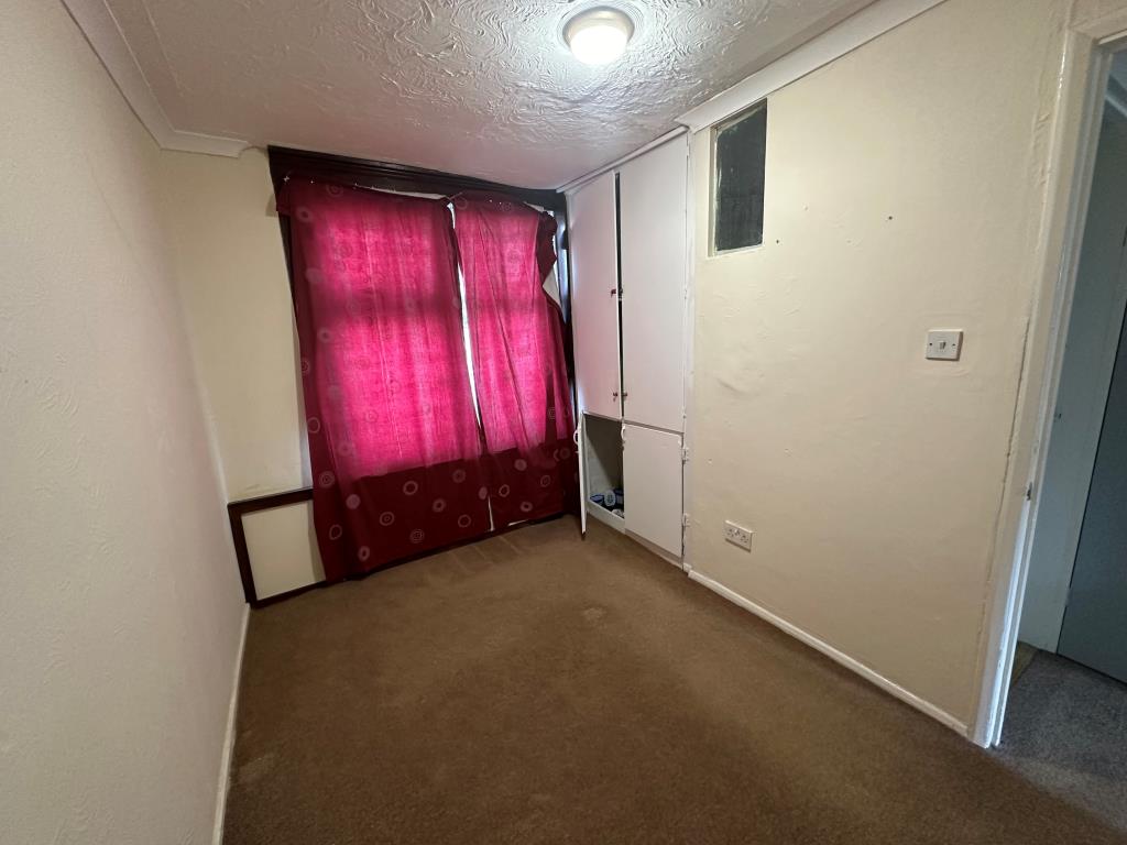 Lot: 95 - FREEHOLD BLOCK OF THREE FLATS - Flat one bedroom
